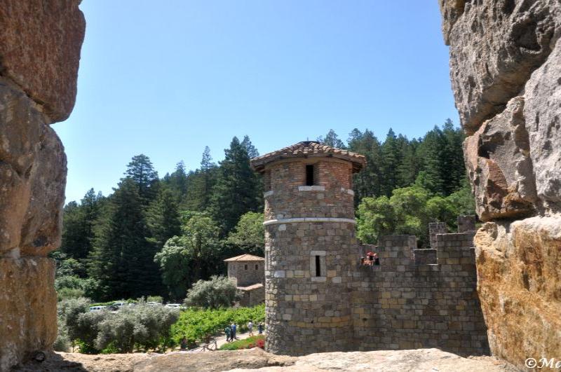 Castello Di Amorosa: башня из местного камня в окне древней арки